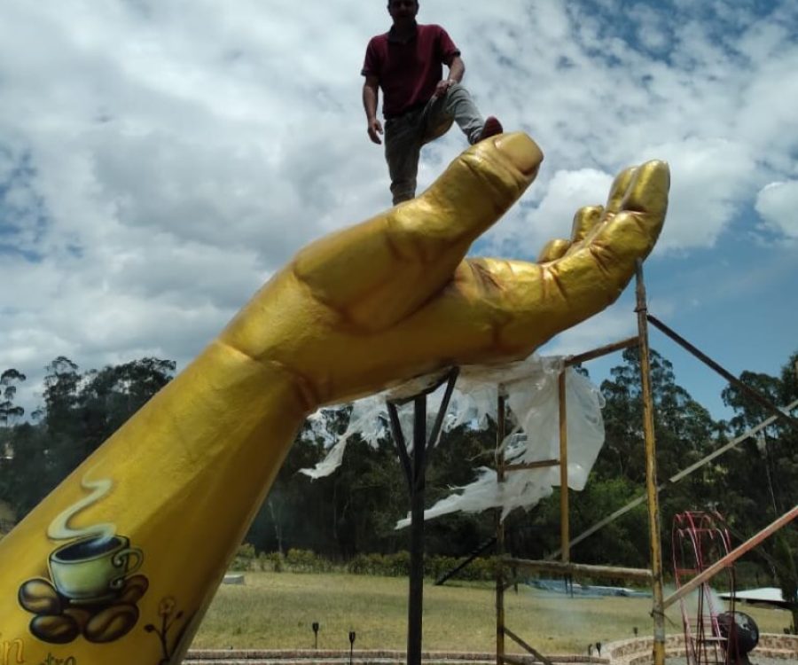 Mano-gigante-fibra-de-vidrio